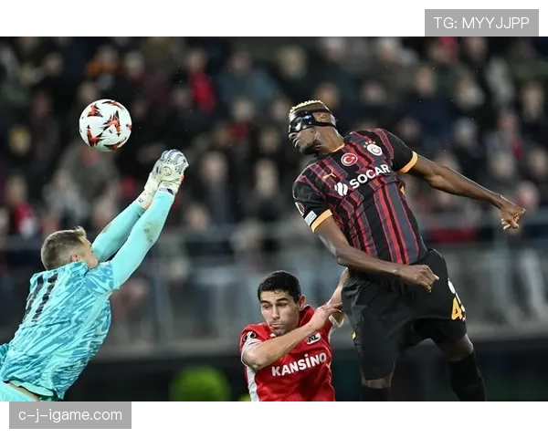 奥斯梅恩暖心互动那不勒斯球迷，彰显球队团结与支持精神