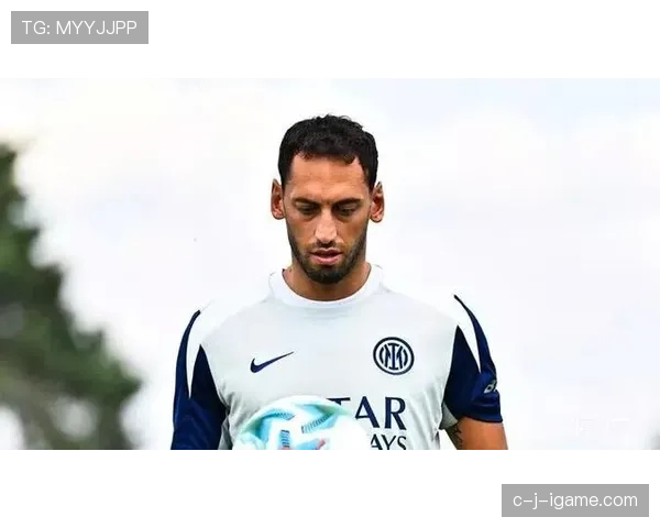 居莱尔 vs 恰尔汗奥卢:土耳其中场核心的战术角色与代际差异 居莱尔 vs 恰尔汗奥卢:土耳其中场核心的战术角色与代际差异